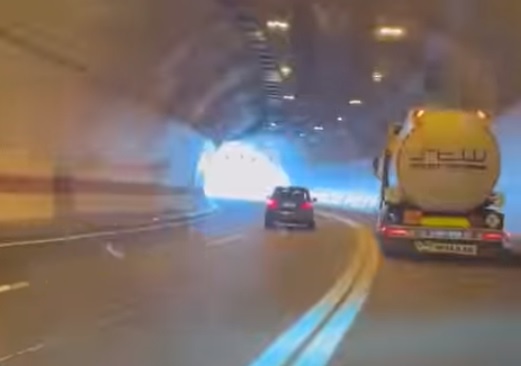 Bahati vozač snimljen kako juri u krivom smjeru u tunelu na A1