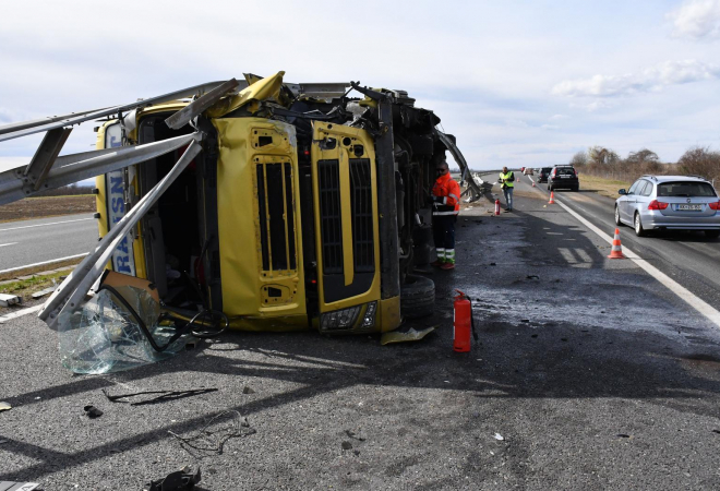 HOROR NA A3, ČOVJEKU SE BORE ZA ŽIVOT! Mladić (24) udario u kamion, vozač sletio s ceste i ispao iz vozila!