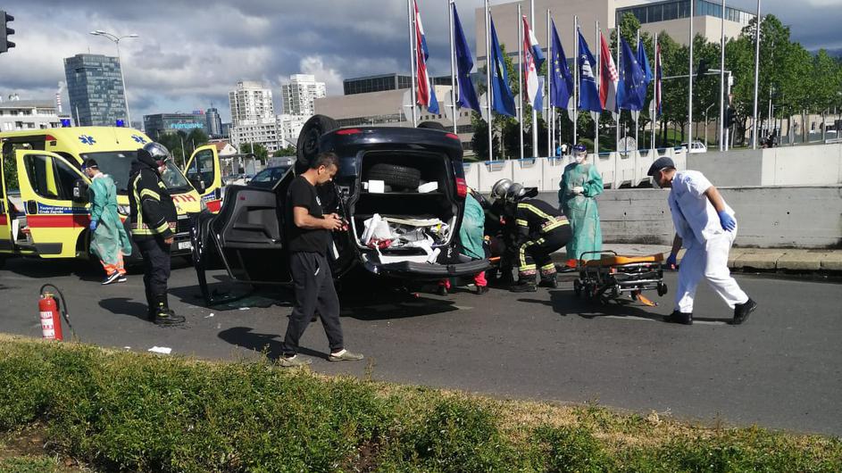 Teška nesreća u Zagrebu: Auto na krovu, troje ljudi ozlijeđeno