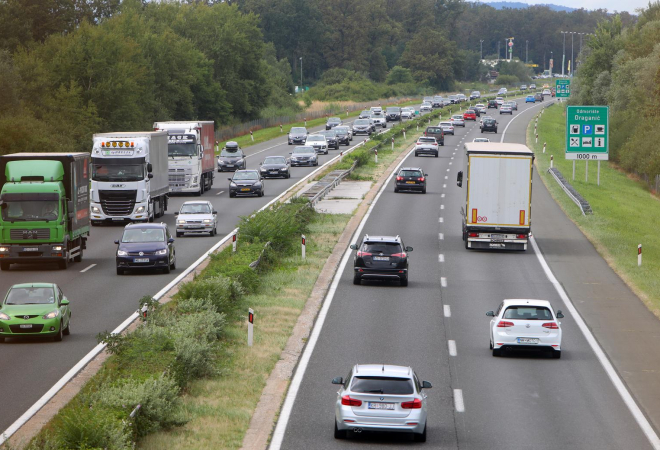 ‘MA LJUDI MOJI, JE LI TO MOGUĆE’: Šokirani vozači se na autocesti susreli s divljim zvijerima!