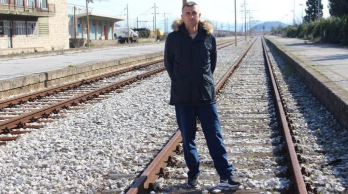 BRANITELJ S KARCINOMOM BAČEN NA CESTU: Proglašen “tehnološkim viškom” nakon 21 godine u HŽ-u