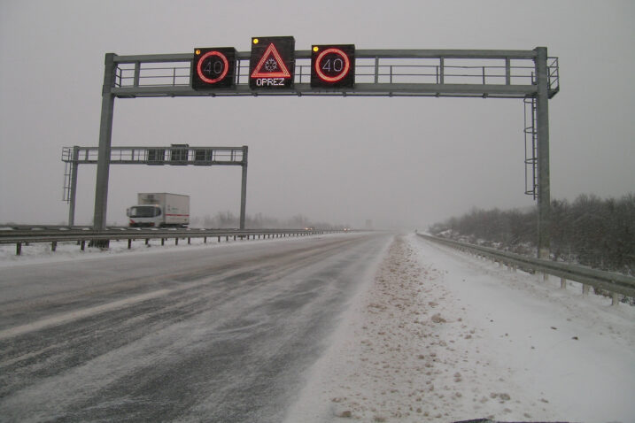 ZIMSKE "RADOSTI" Bura i snijeg stvaraju velike teškoće u prometu: Uvedena ograničenja na Krčkom mostu i autocesti Rijeka-Zagreb