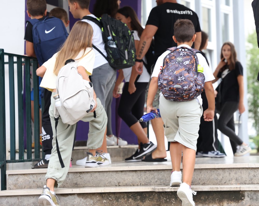 VELIKA OBRAZOVNA REFORMA Povratak na staro školskog  kalendara. Zimski praznici opet u komadu, jesenskih više nema