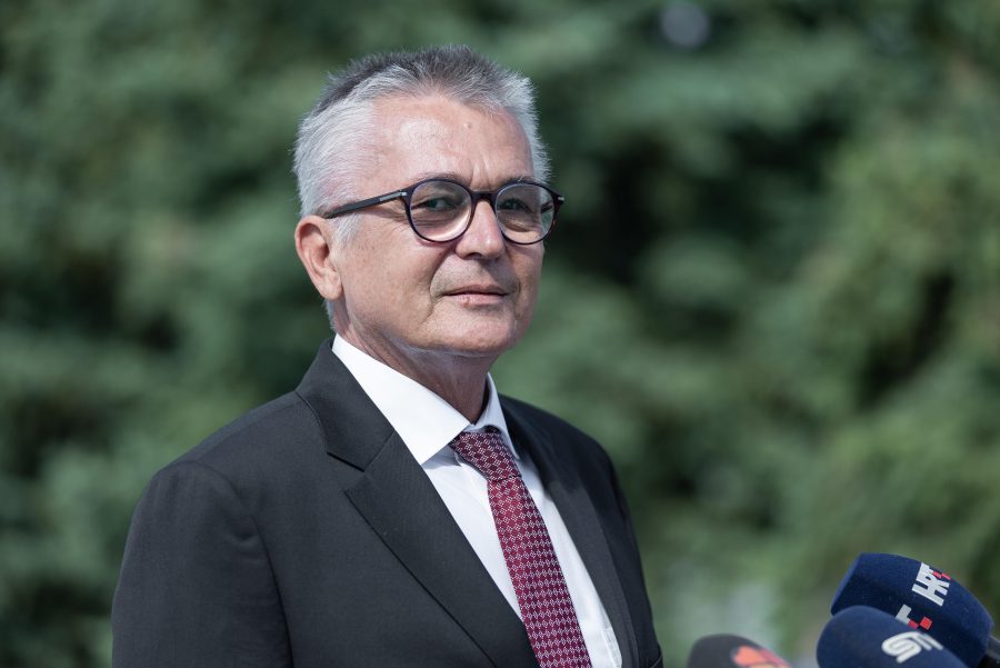 Direktor 8 puta imenovan na rok od 6 mjeseci