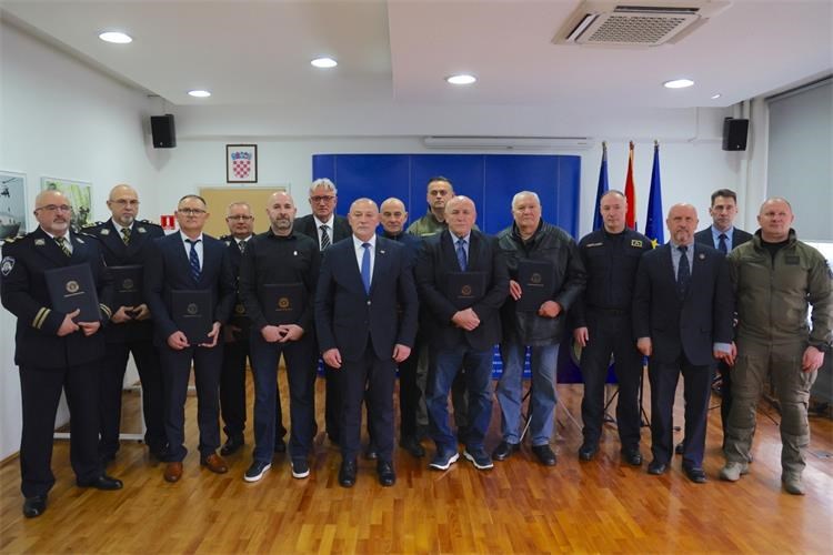 Ministar Medved uručio braniteljske zahvalnice za Akciju Plitvice