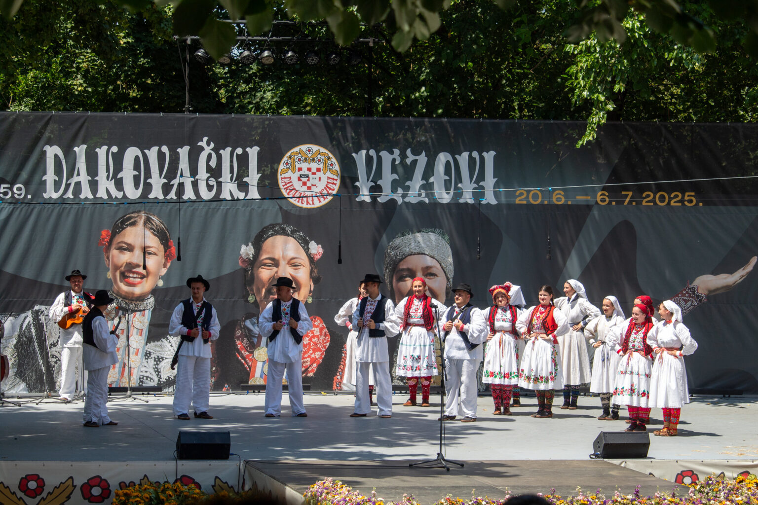 Đakovo u srcu tradicije: Folklor, pjesma i slavonski duh obilježili završnicu 59. Đakovačkih vezova