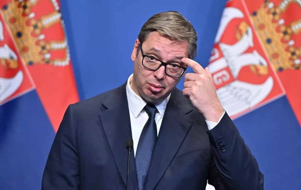 Teatralni nastup Vučića na TV-u: Teorije zavjere o uništenju Srbije