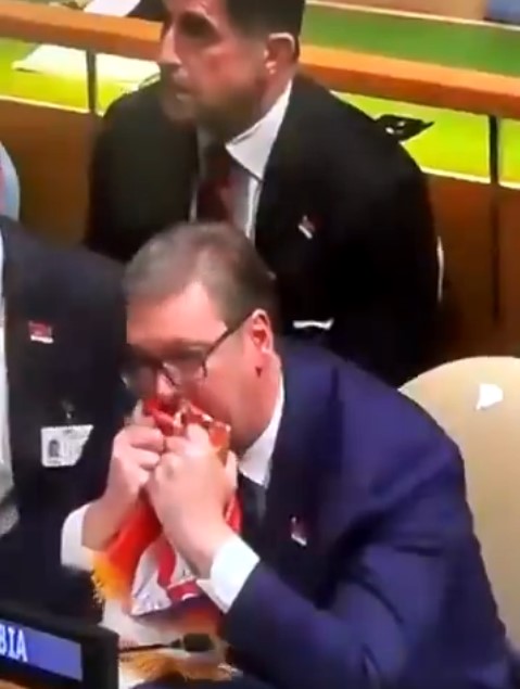 Srbijom kruži neprepričljiva fotografija na kojoj Vučić čeka rezultate glasanja u UN-u: ‘Najbolji opis ovog režima ikada!‘