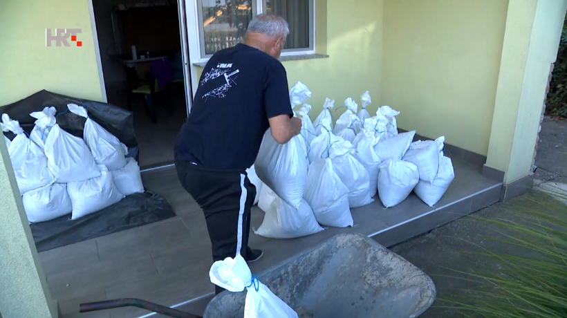 Vodeni val prijeti Aljmašu: Pojačane pripreme za obranu nebranjenog naselja