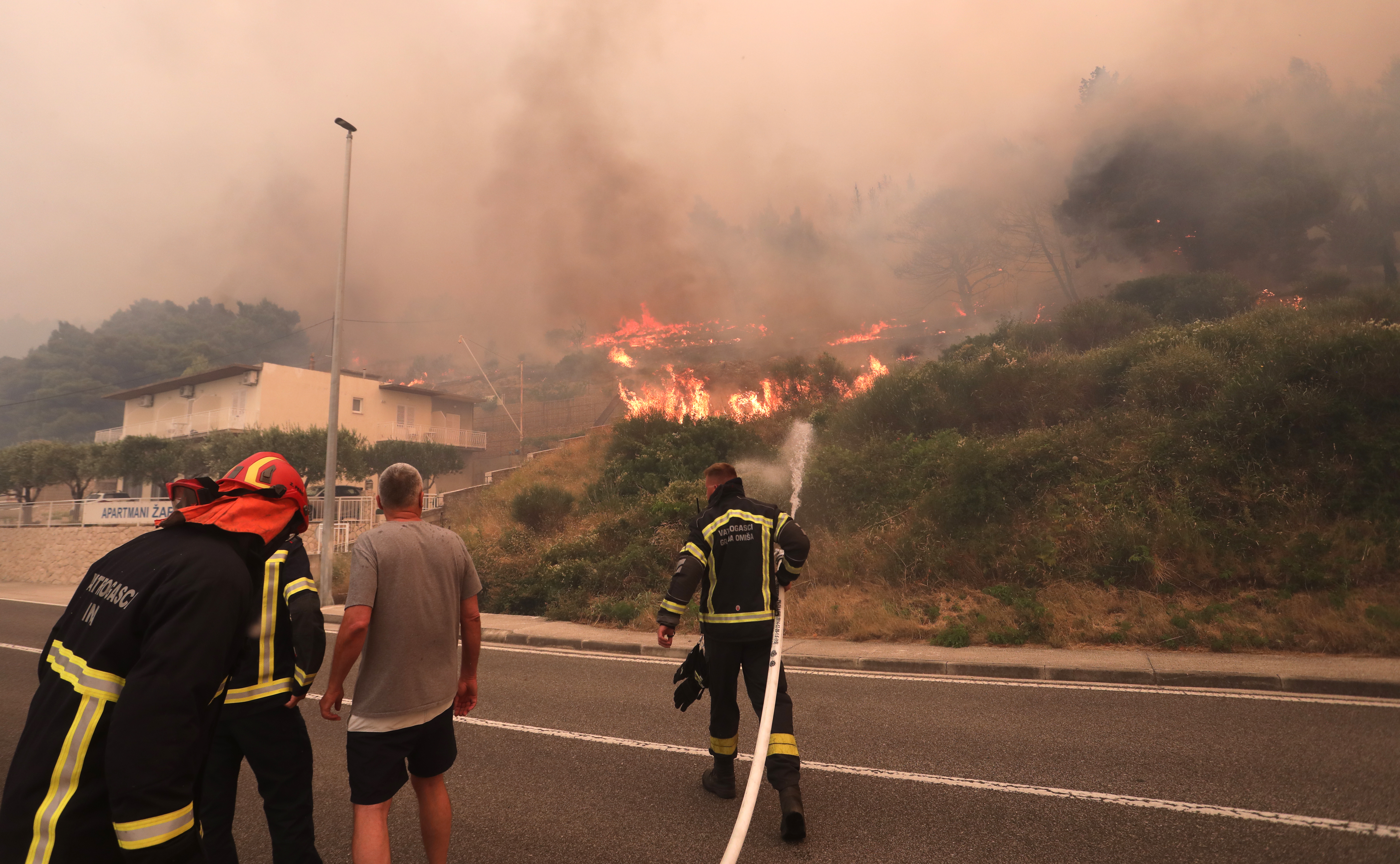 POŽARI U DALMACIJI Ozlijeđeni vatrogasac: "Pravi pakao. Plamen je bio visok skoro 30 metara"