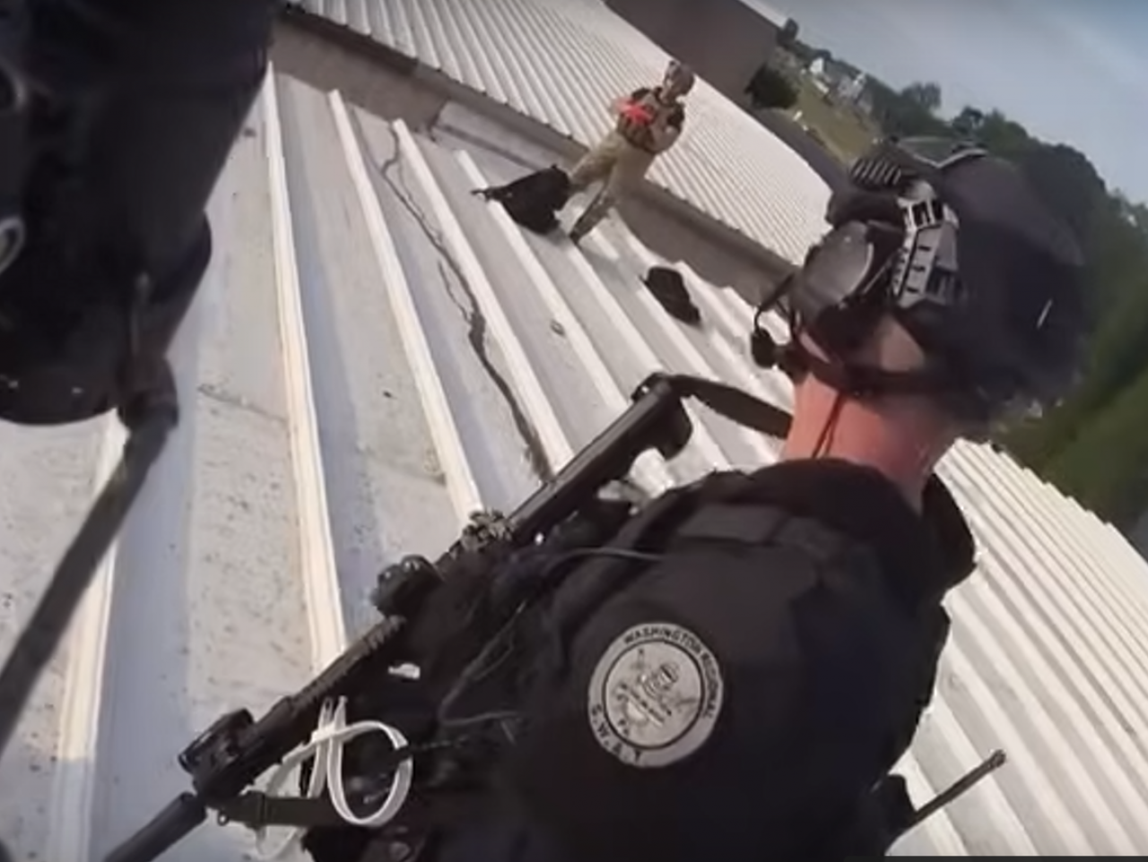 Procurila snimka s kamere na tijelu policajca tijekom akcije ubojstva Trumpova atentatora, tek će sada buknuti teorije...