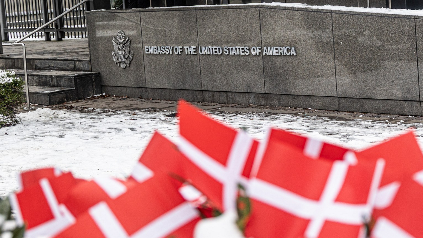 Incident ispred američkog veleposlanstva: Uklonjene zastave danskih poginulih vojnika