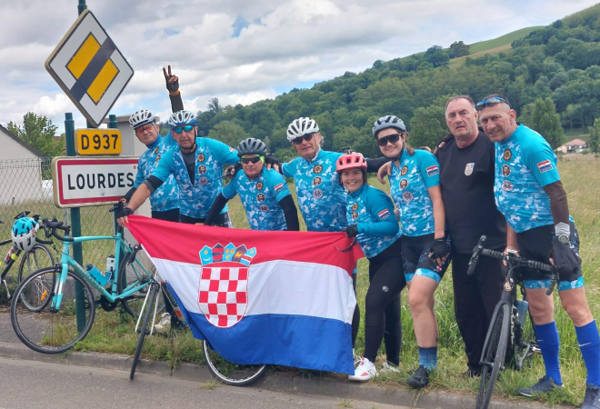 Hrvatska poručnica biciklom stigla na hodočašće: ‘Ovih 1700 kilometara posvećeno je braniteljima’ (FOTO)