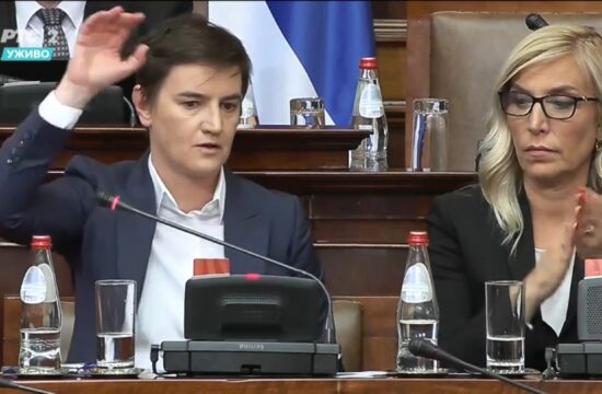 Ana Brnabić divljala u Skupštini. Udarila mikrofon i oporbu nazvala govnarima