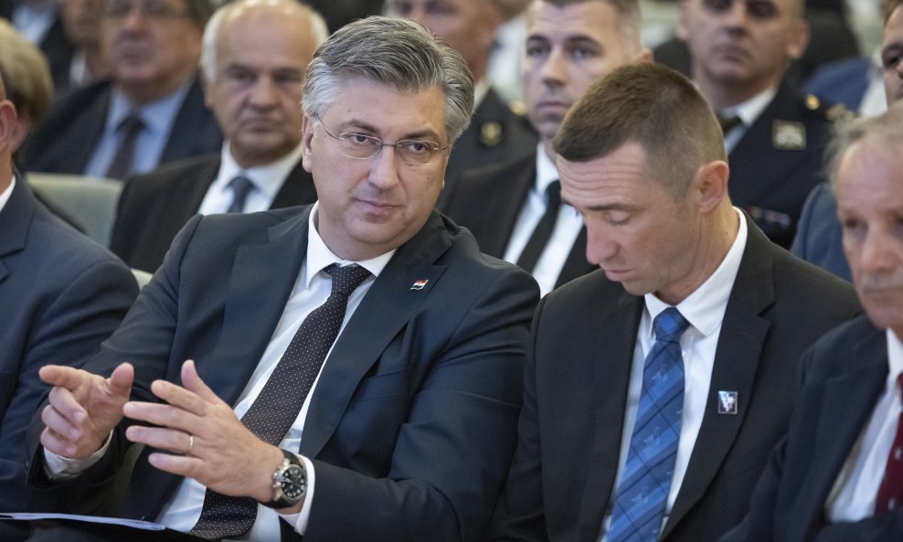 PROBLEMI DP-a SA ZAPOŠLJAVANJEM Sjećate li se SDP-ova 'revolving door' zapošljavanja? Penava ga zatražio, Plenković poklopio