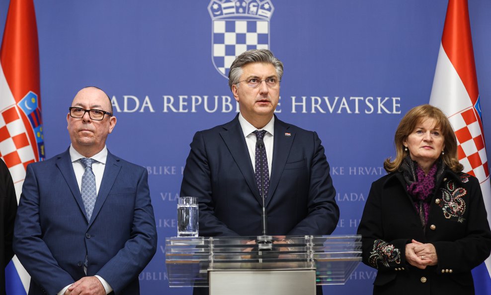 Rastu plaće u državnom i javnom sektoru