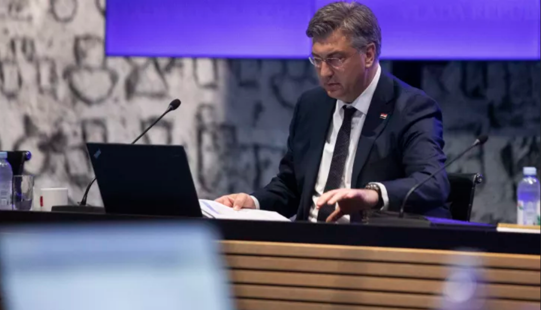 Minuta šutnje u Vladi za papu Franju, Plenković najavio dolazak posljednjeg Rafalea