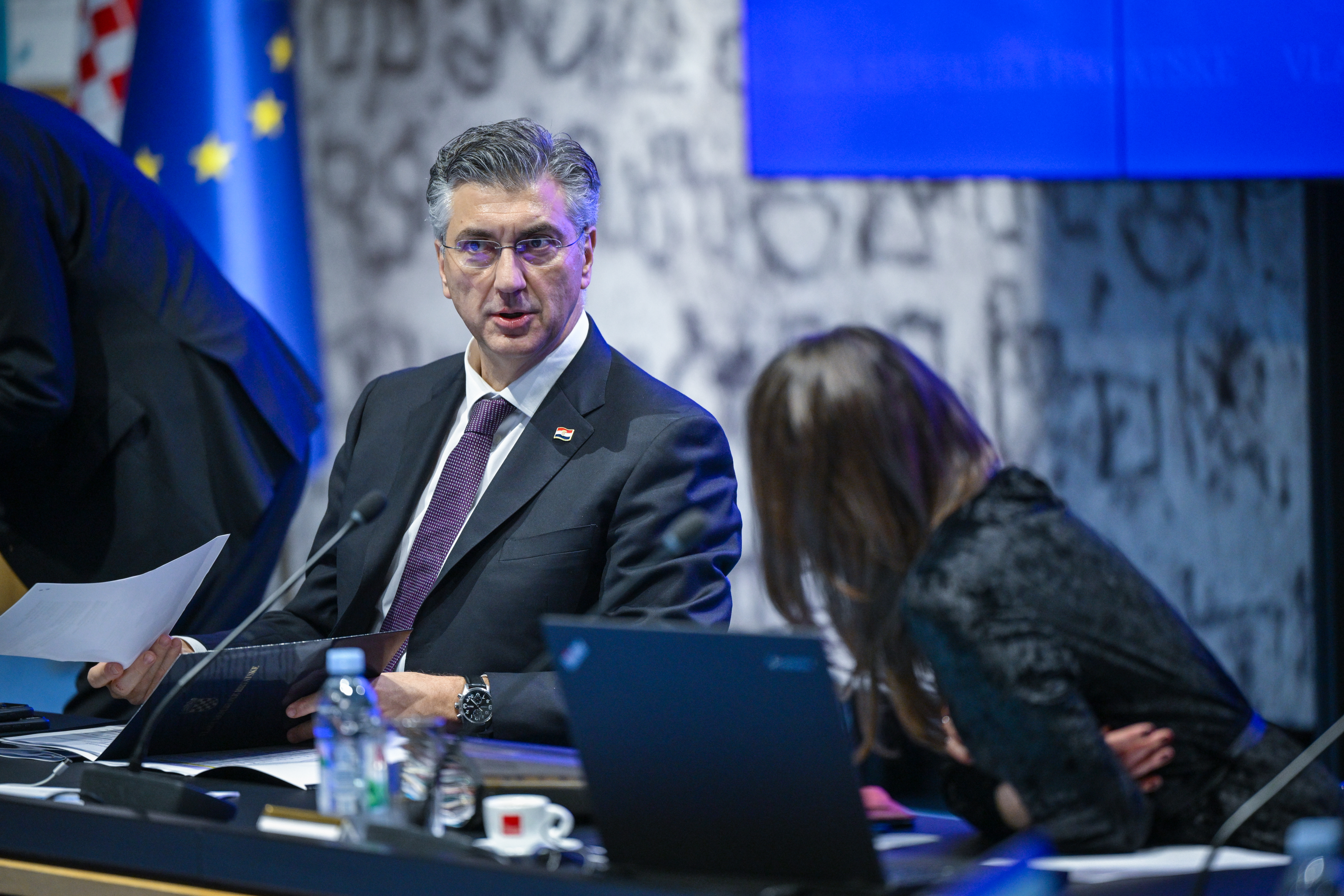 SOCIJALNE NAKNADE Plenković tvrdi da su napisi lažni. Da bar. Nažalost, sve je istina: socijalna pomoć za samca raste 10 €, a za dijete 9,5 € mjesečno