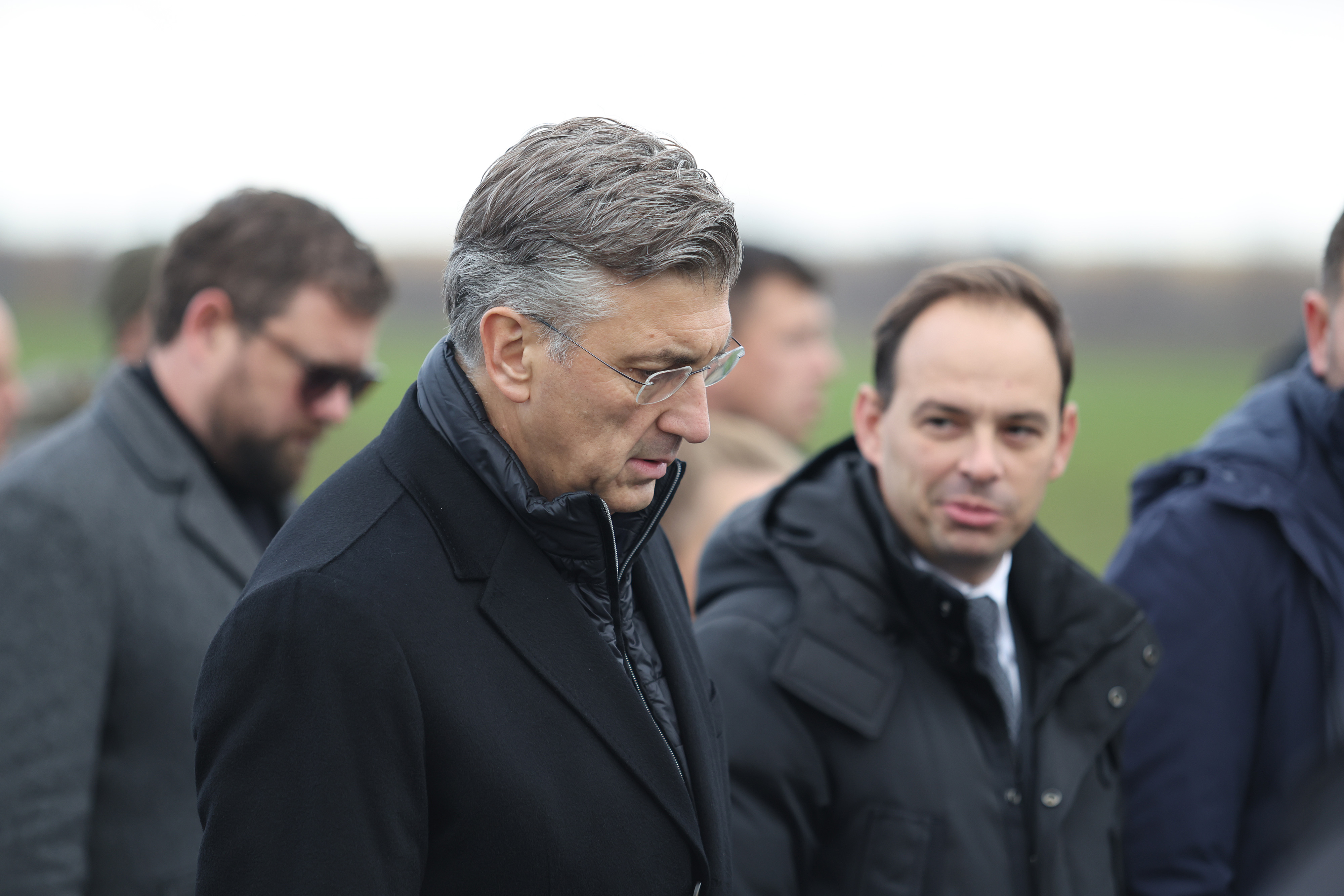 Plenković, Jandroković i Miljenić položili vijence na mjestu masovne grobnice na Ovčari