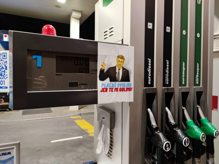 Po benzinskim stanicama polijepili naljepnice s likom premijera i porukom