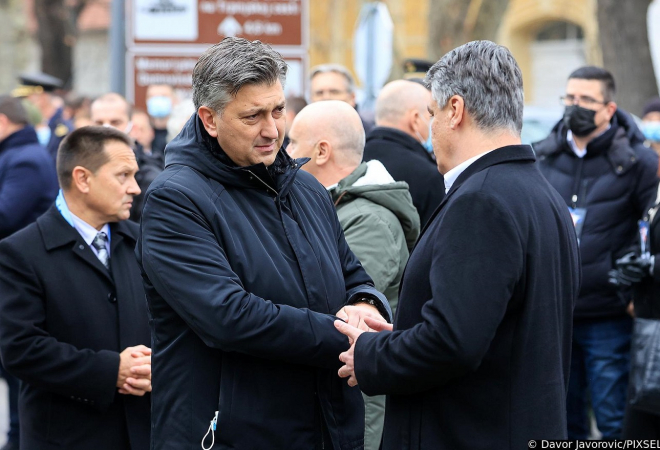 MILANOVIĆ I PLENKOVIĆ STISNULI RUKE: Premijer i predsjednik kratko se pozdravili u Vukovaru