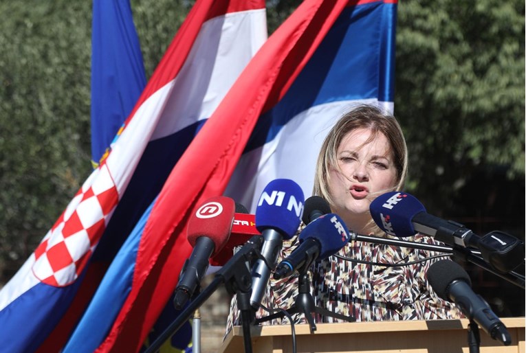 PUPOVAC POKAZAO TKO JE PRAVI GAZDA! Stiže novo zadovoljstvo za Srbe: Trlja ruke, Plenković potpuno nemoćan dok djevojčica iz kolone drma krajem