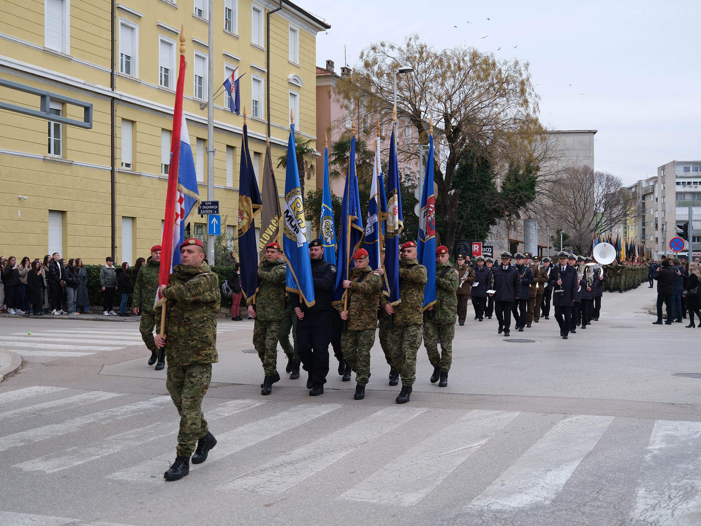 Svečanim mimohodom i polaganjem vijenaca u Zadru odana počast poginulima u VRO Maslenica