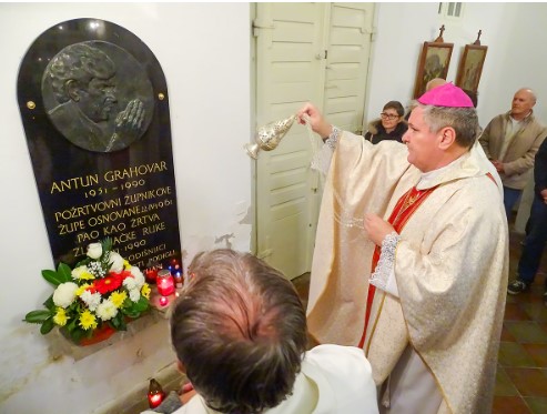 13. studenoga 1990.  godine  ubojica u Sisku zaklao svećenika i pobjegao četnicima u Knin!