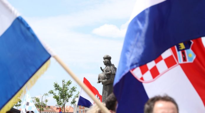 Policajci oduševili mlade hodočasnike: Neočekivan potez na Antunovskom hodu postao hit