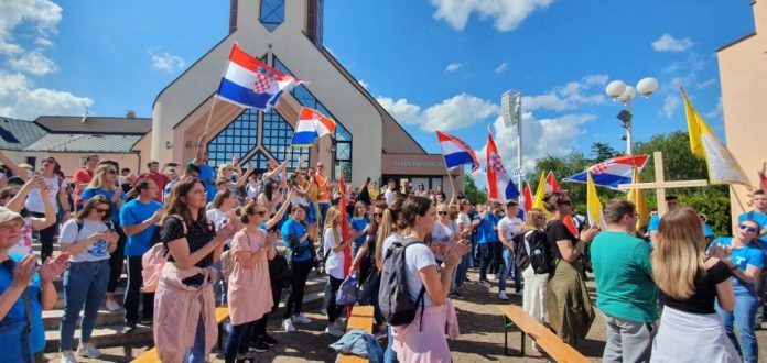 (FOTO, VIDEO) Antunovski hod: Pogledajte kako mladi slave Krista na zagrebačkim ulicama