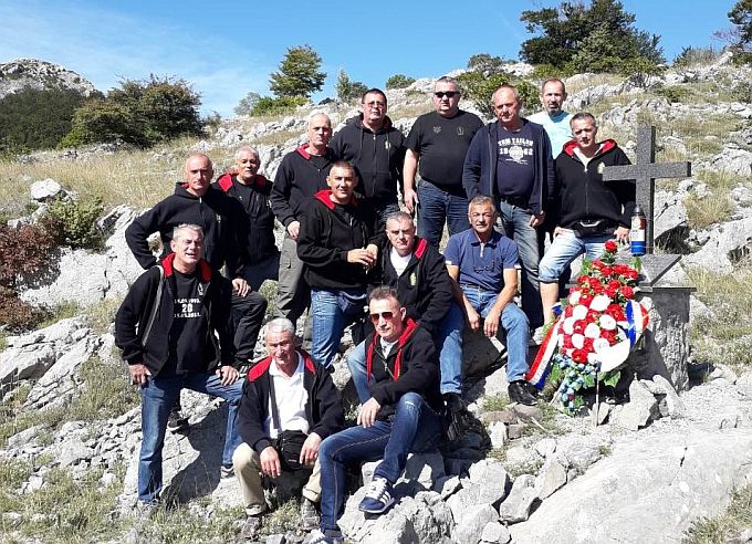 'Šimini anđeli pakla' na Velebitu, na grobu poginulog suborca Antuna Zarožinskog
