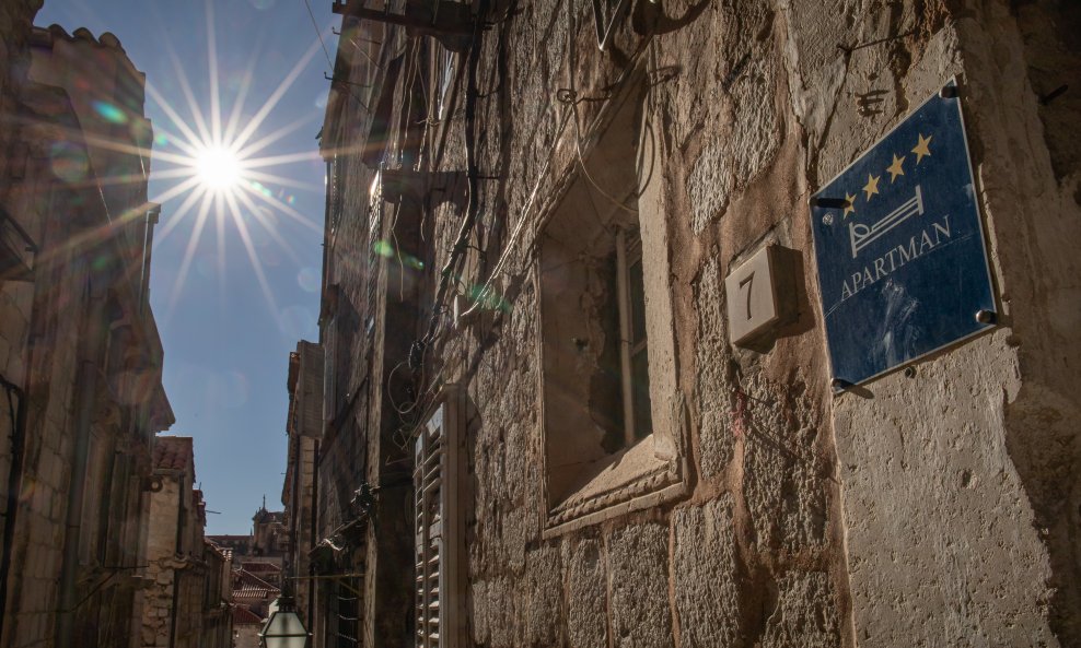 PORAZNE BROJKE  Masovno iznajmljuju na crno: Što mislite, koliko je stranaca od njih najmanje 200.000 prijavilo apartman?