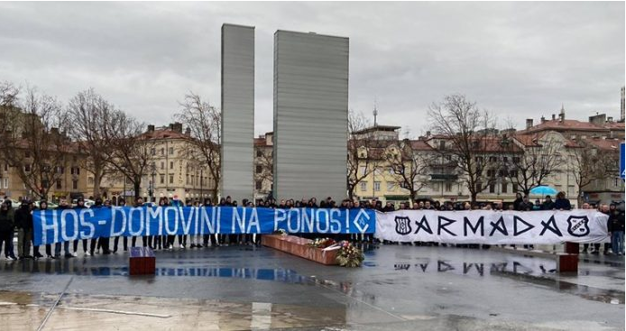 Armada uz veliki transparent podrške: ‘HOS – Domovini na ponos!’