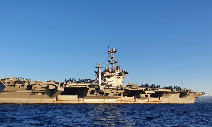 USIDREN KOD SPLITA  Američki nosač aviona na nuklearni pogon uplovio u hrvatske vode: Evo kako izgleda grdosija duga više od 300 metara