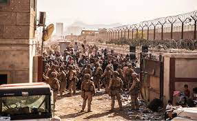 U napadu u Kabulu ubijeno najmanje 12 američkih vojnika. Više desetaka ranjeno