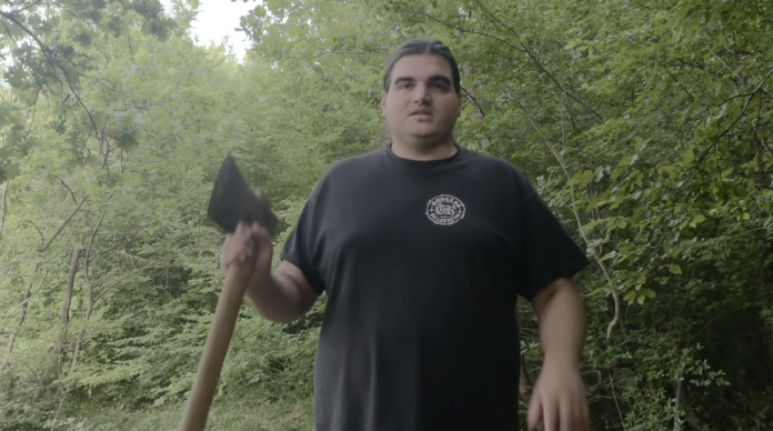 (VIDEO) MRŽNJA NE POSUSTAJE: Mladić u snimci prijetio sjekirom kardinalu Puljiću – Trebalo vas je zapaliti u crkvi