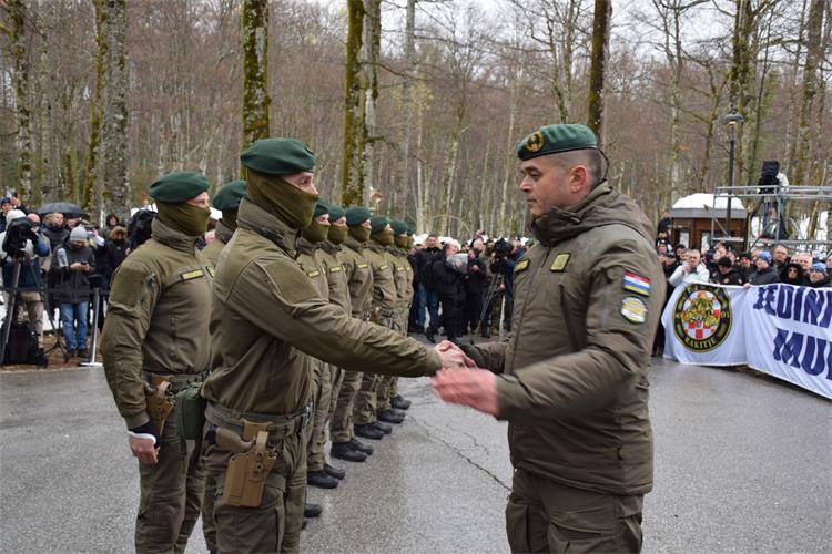 Zapovjednik ATJ Lučko Mate Bilobrk uručio ambleme novim pripadnicima postrojbe