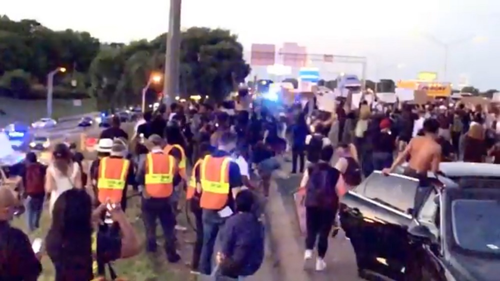Kaos u Atlanti: Prosvjednici blokirali autocestu i zapalili požare zbog još jednog crnca koji je stradao u sukobu s policijom