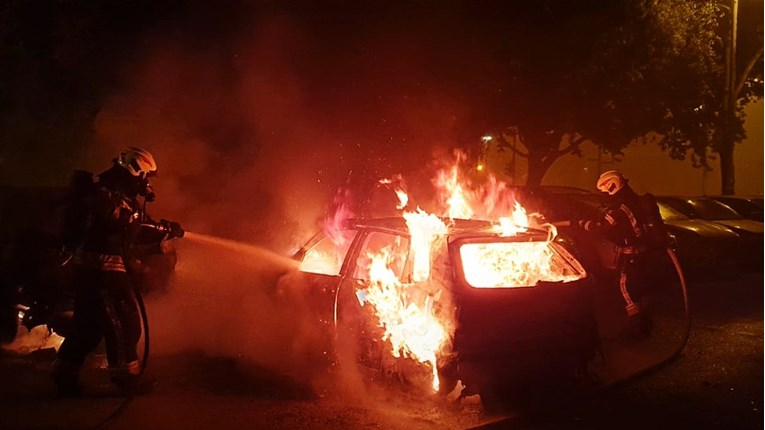Noćna drama u Novom Zagrebu: Izgorjelo osam automobila