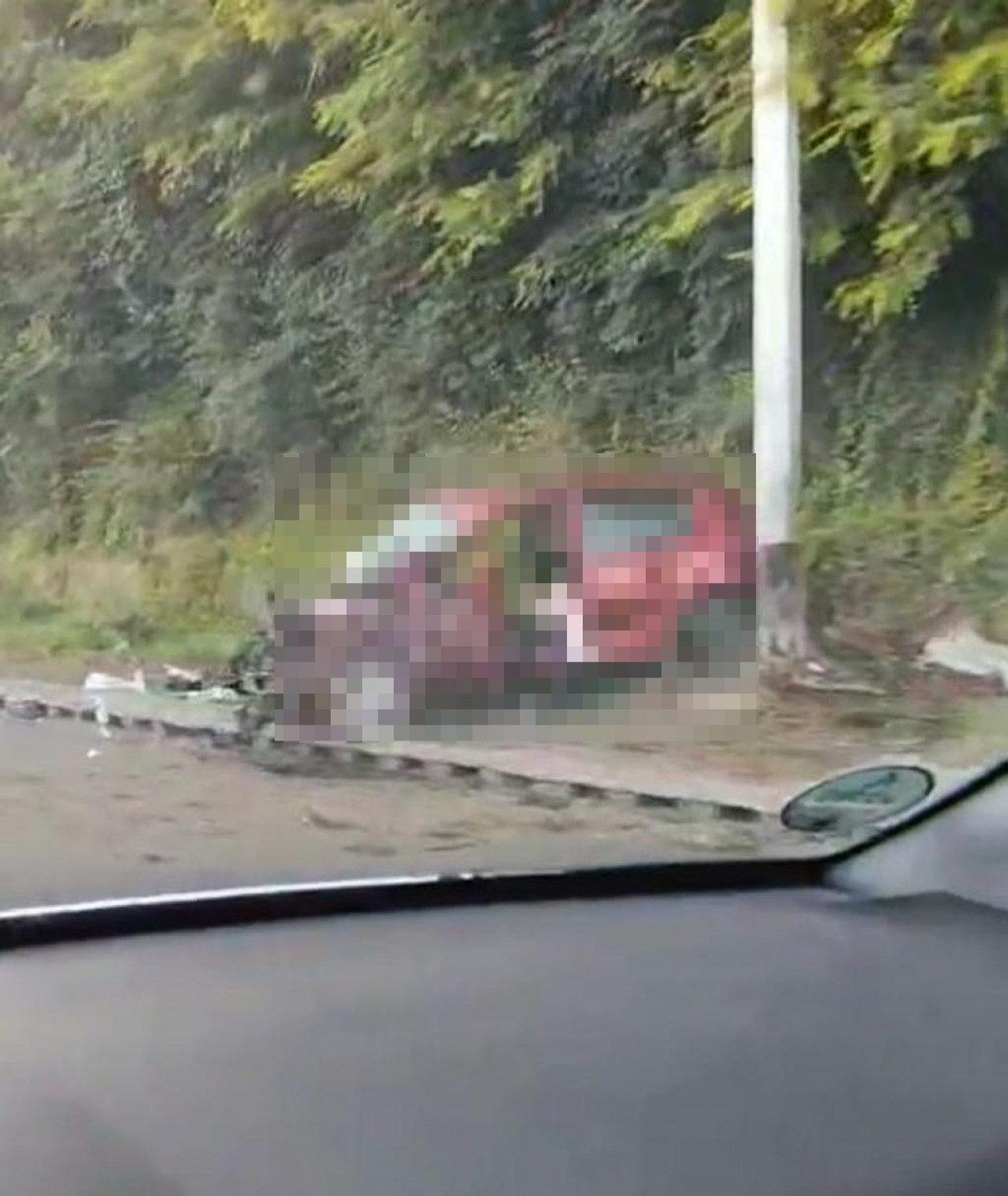 Ovo je fotografija smrskanog auta u kojem je bilo petero maloljetnika: Vozio pijani mladić (17), poginula 17-godišnjakinja