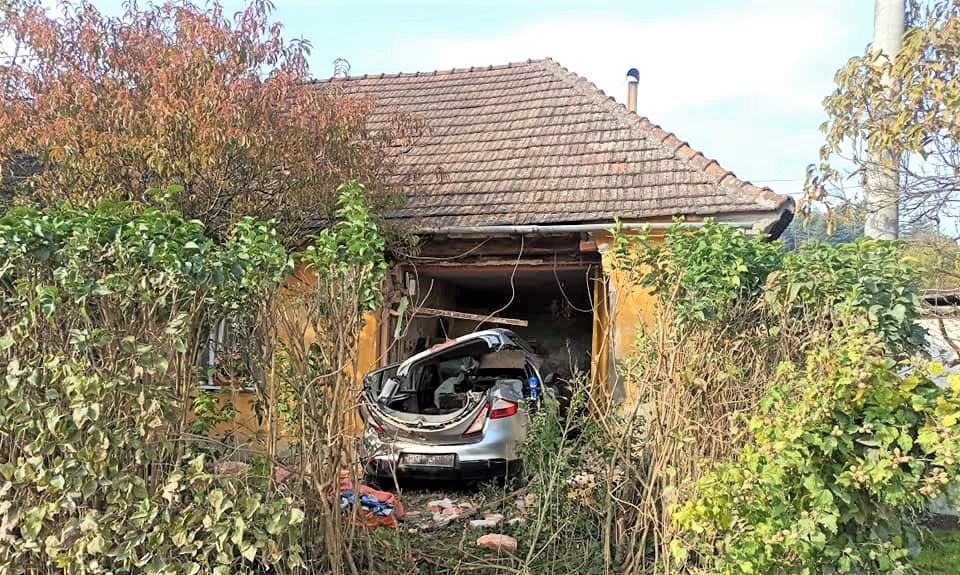 FOTO Pijana djevojka (23) vozilom oko 1 ujutro ljudima uletjela u kuću!