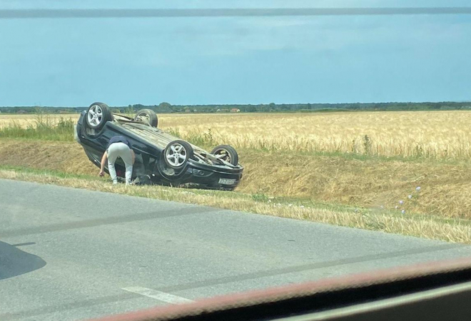 IZBJEGAVAO ‘NEPOZNATU ŽIVOTINJU’: Nesreća u blizini Vinkovaca, 24-godišnjak sletio s ceste i završio na krovu