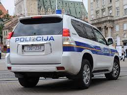 U Solinu bacio eksplozivnu napravu i oštetio četiri vozila, policija na terenu provodi očevid