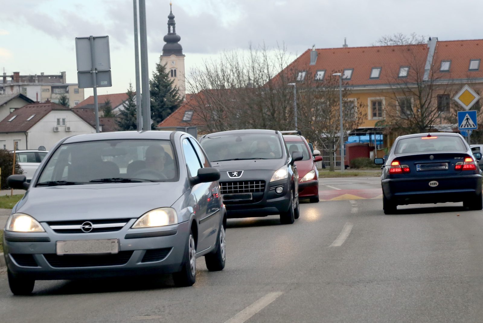 Vozači, oprez! Ne zaboravite upaliti svjetla na automobilima, kazna je 300 kuna