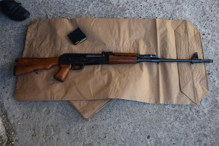 (FOTO) POLICIJA SE ŠOKIRALA OTKRIĆEM! Pretražili su mu kuću i pronašli oružja za pravu malu vojsku