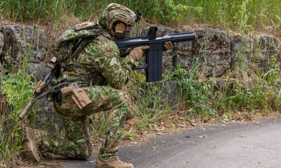 RHEINMETALLOV SSW40  Predstavljen prvi ručni automatski bacač granata koji funkcionira poput jurišne puške, a poželio bi ga i Rambo, pogledajte detalje