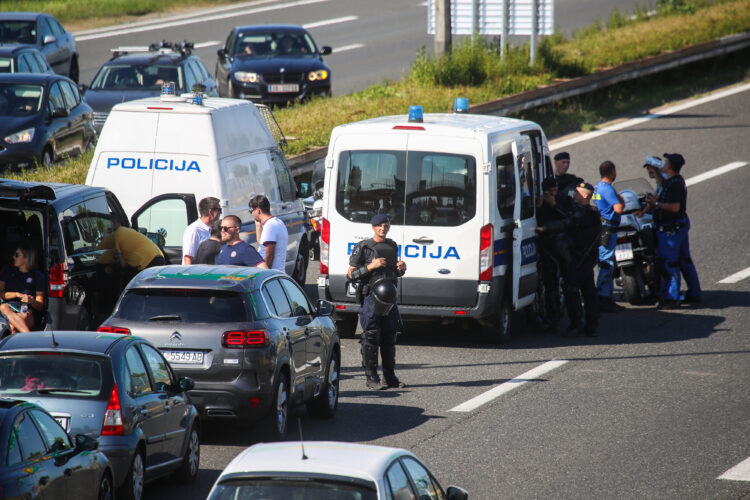 VIDEO Navijači se potukli nasred autoceste, ima i ozlijeđenih, policija objavila detalje