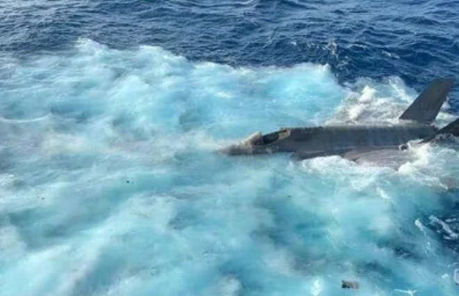 AMERIČKI AVION SE SRUŠIO U JUŽNOM KINESKOM MORU! Oglasila se mornarica, snimke se munjevito šire društvenim mrežama