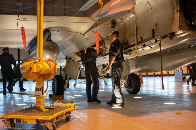 HRVATSKI PILOTI U FRANCUSKOJ BAZI NA OBUCI! Pojavio se i prvi čovjek Vojske Srbije: Znakovit posjet izazvao pomutnju