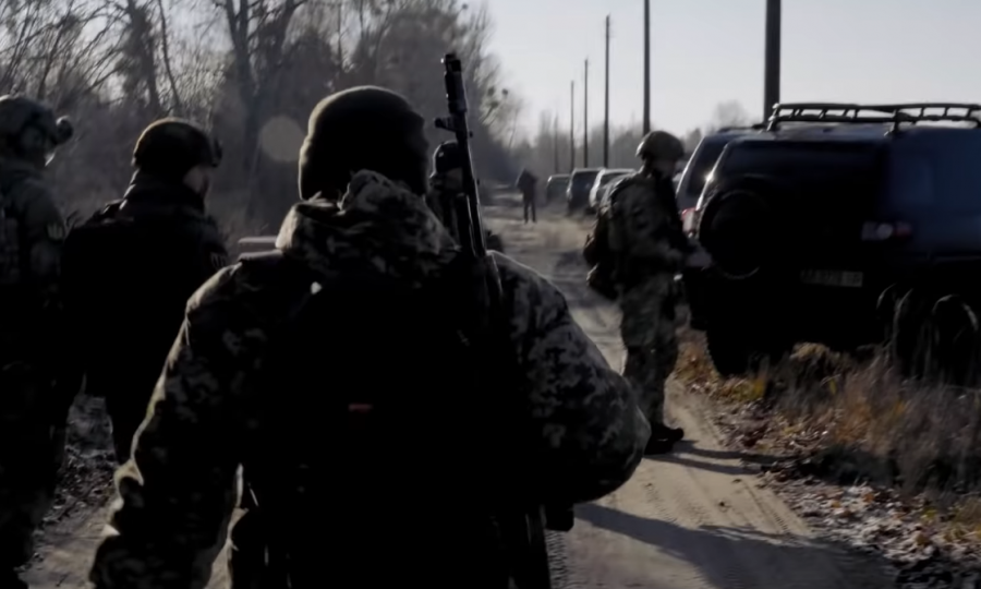 CRNI OBLACI    Pogledajte kako se ukrajinska teritorijalna obrana sprema za rusku invaziju: 'Imam kuću, posao, troje djece, ovdje su mi sin i muž'